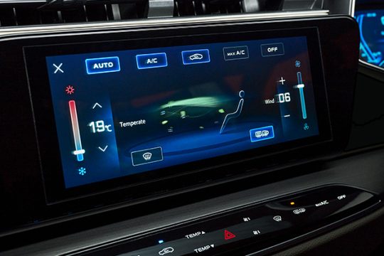 Changan Oshan X7 10.25-inch touchscreen and climate control
