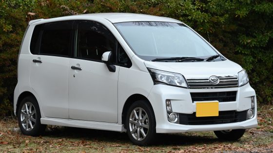 Daihatsu Move Custom, front three-quarter