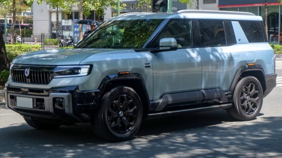 Denza B8, front three-quarter — sold in China as the Fangchengbao Bao 8