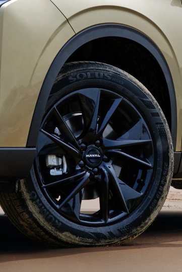 Haval H6 HEV on the road