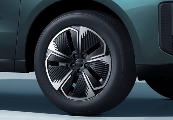 J5 18-inch alloy wheel