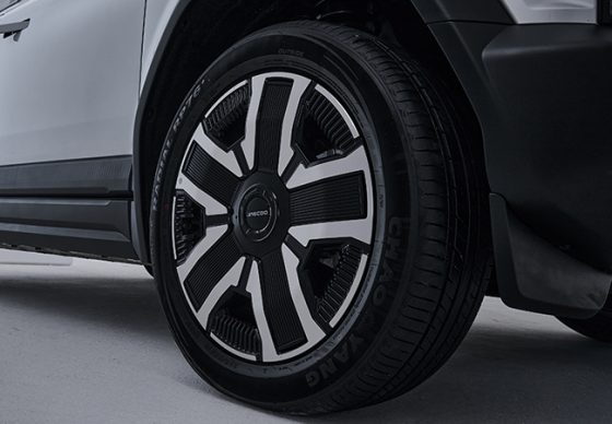 J6 alloy wheel