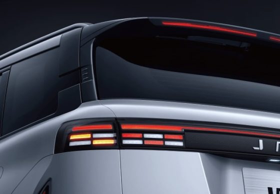 J7 full-width tail light bar