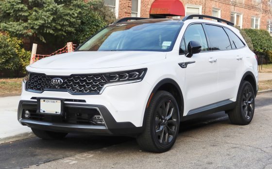 Kia Sorento (MQ4), front three-quarter