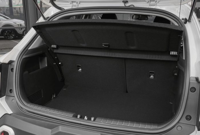 Boot aperture and parcel shelf