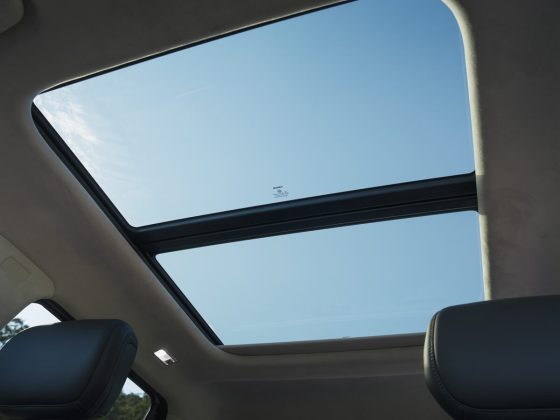 MG U9 panoramic sunroof