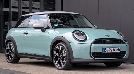 MINI Cooper three-door, front three-quarter
