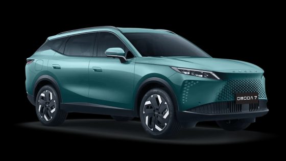 OMODA 7, front three-quarter