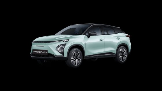 OMODA E5 in Titan Green with a Space Black roof