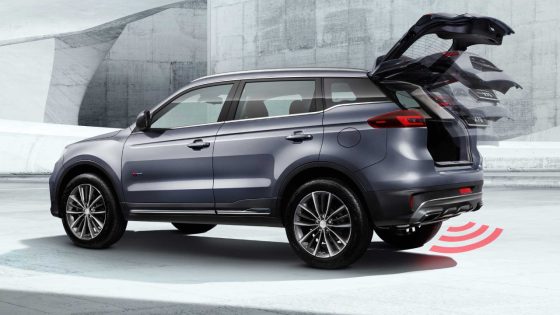 Proton X70 power tailgate with foot sensor