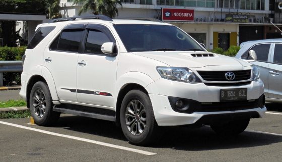 Toyota Fortuner (first generation), front three-quarter