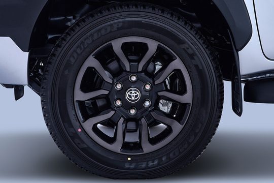 Toyota Hilux Revo 18-inch machine-cut alloy