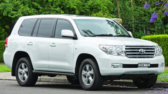 Toyota Land Cruiser (J200) before the facelift, front three-quarter
